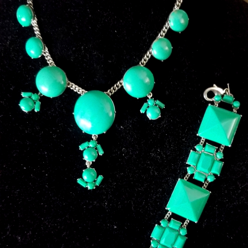 BEAUTY PIECES EARRINGS AND BRACELET..